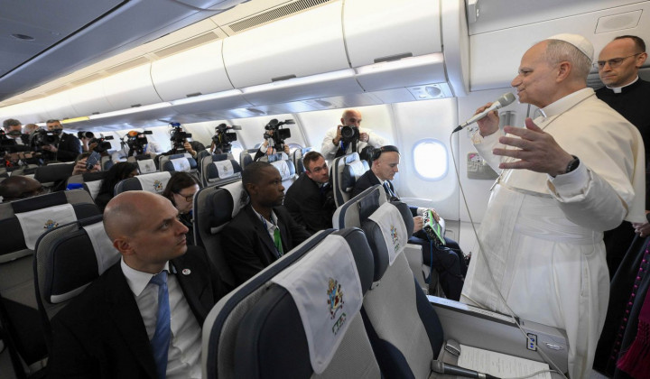 Papež na letalu z novinarji na poti iz Kameruna v Angolo (foto: Simone Risoluti)
