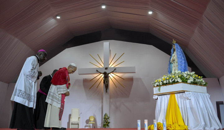 Papež se je poklonil pred Marijinim kipom v svetišču Mamã Muxima (foto: Vatican News)