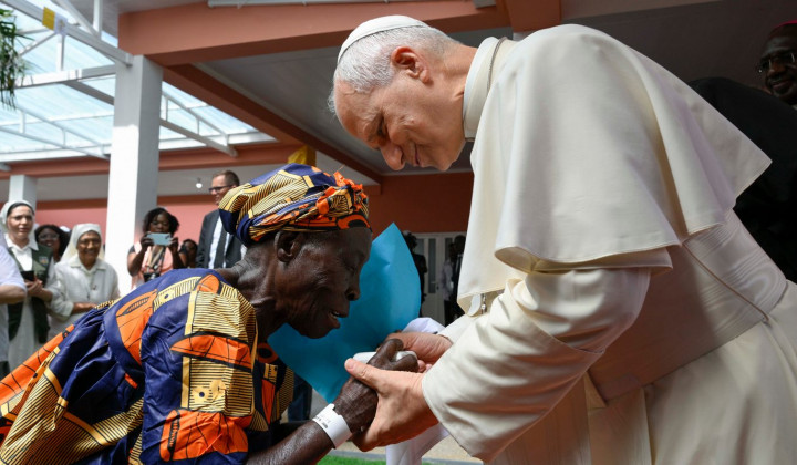 Papež pozdravlja ostarelo gospo (foto: Simone Risoluti)