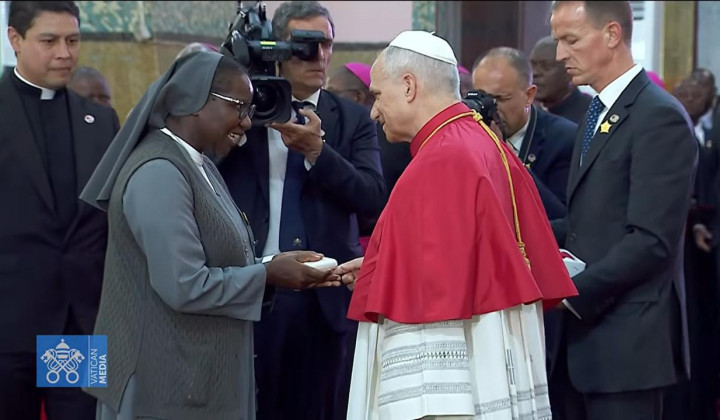 Predstojnica reda, v katerem deluje s. Zvonka Mikec, s papežem Leonom XIV. (foto: s. Zvonka Mikec)