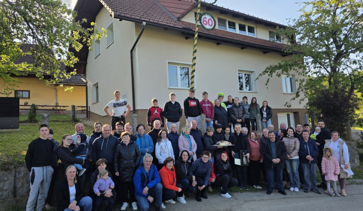 Vaščani so škofu pripravili lepo presenečenje (foto: Drago Perko)