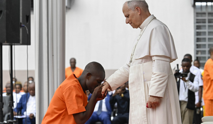 Papež z zapornikom (foto: Vatican media)