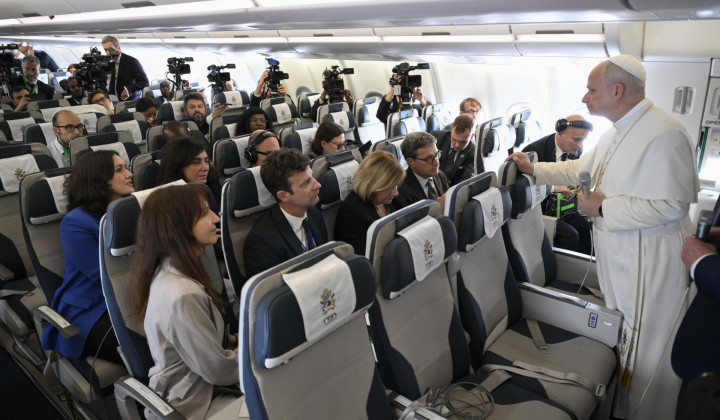 Papež z novinarji na letalu (foto: Vatican media)