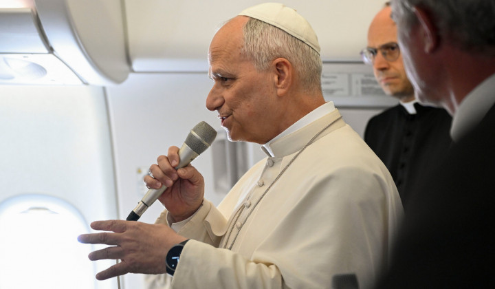 Papež odgovarja na vprašanja novinarjev na letalu (foto: Simone Risoluti)