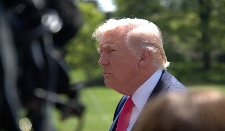 Ameriški predsednik Donald Trump v pogovoru z mediji pred Belo hišo v Washingtonu. (foto: STA)