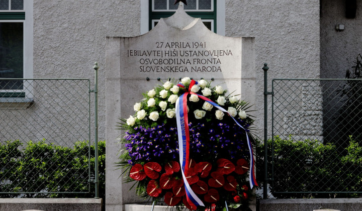 Spomenik Osvobodilne fronte slovenskega naroda pred Vidmarjevo vilo pod Rožnikom (foto: Nebojša Tejić / STA)