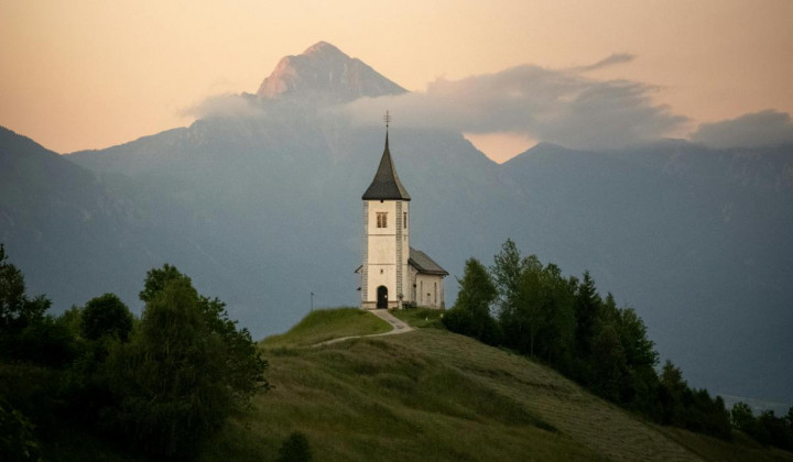 Cerkev na hribu (foto: Žak Mogel / Pexels)