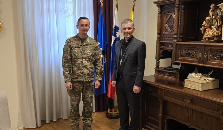 Generalmajor Boštjan Močnik in škof Andrej Saje (foto: Katoliška Cerkev)