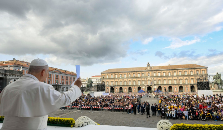 Papež na Trgu Plebiscita v Neaplju (foto: Vatican Media)