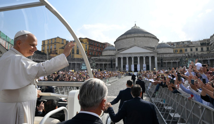 Papež v Neaplju (foto: Vatican Media)