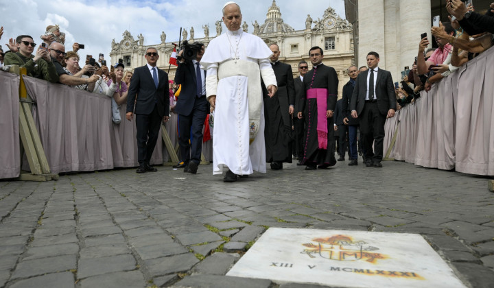 Papež se je po splošni avdienci odpravil na kraj, kjer je bil ustreljen sv. papež Janez Pavel II. (foto: Vatican media)