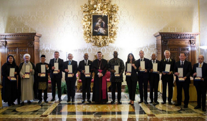 Podelitev vatikanskih odlikovanj 13 veleposlanikom (foto: Vatican Media)