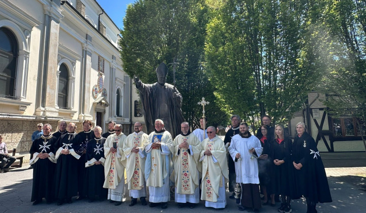 Pri kipu sv. Janeza Pavla II. na Brezjah (foto: Svetišče Brezje)