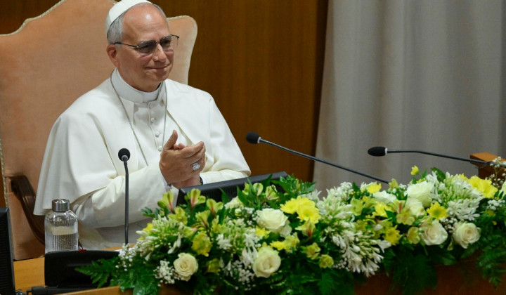 Papež Leon XIV. na predstavitvi svoje prve okrožnice (foto: Vatican News)