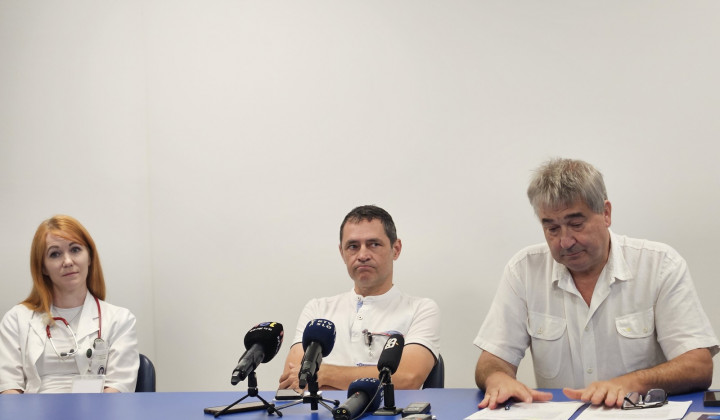 Novinarska konferenca Splosne bolnisnice Slovenj Gradec o perecih kadrovskih tezavah.Zdravnica Urska Vucina z oddelek za pediatrijo, zdravnik Klemen Mojskerc z internega oddelka in direktor Splosne bolnisnice Slovenj Gradec Vladimir Topler. (foto: STA)