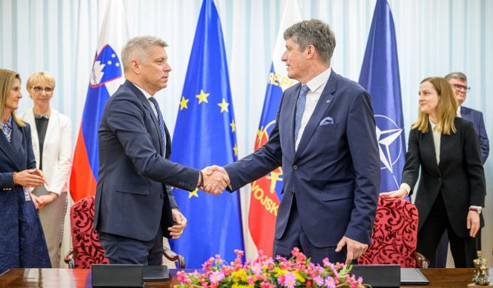 Primopredaja poslov med dosedanjim ministrom za obrambo Borutom Sajovicem in novim ministrom za obrambo Valentinom Hajdinjakom. (foto: Jure Makovec/STA)