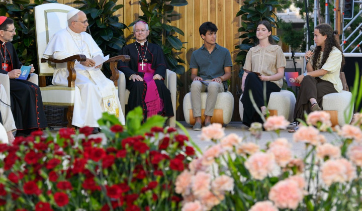 Papež odgovarja na vprašanja mladih (foto: Vatican Media)