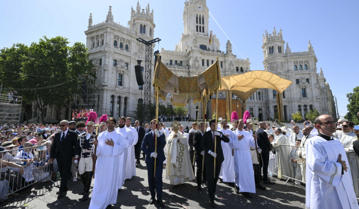 Papež je po maši vodil evharistično procesijo (foto: Vatican media)