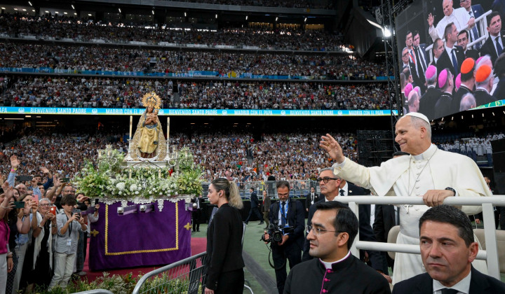 Srečanje z madridskimi katoličani na stadionu Bernabeu (foto: Vatican Media)
