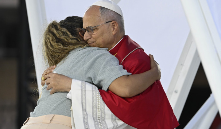 Papež z dekletom, ki mu je podelilo stiske zaradi depresije (foto: Vatican media)