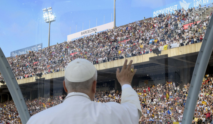 Papež na stadionu z mladimi (foto: Vatican media)