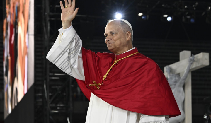Papež Leon XIV. pozdravlja mlade (foto: Vatican media)