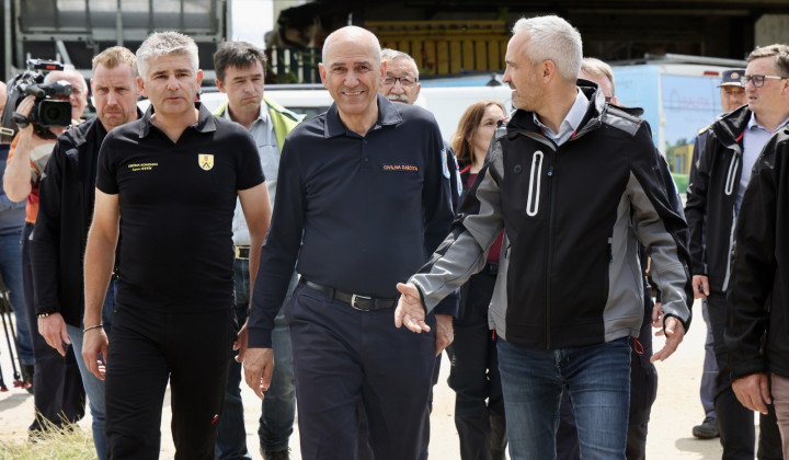 Predsednik vlade Janez Jansa, kmetijski minister Janez Cigler Kralj in župan Komende Jurij Kern (foto: STA/Sani karić)