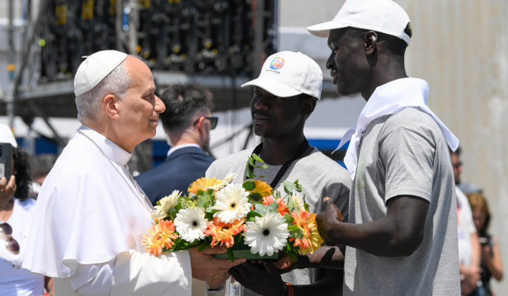 Papež je v morje vrgel venec cvetja v spomin na umrle migrante (foto: Vatican Media)
