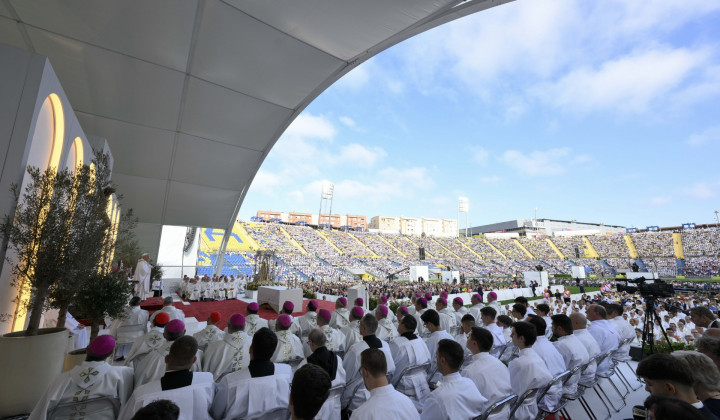 Papež daruje mašo na otoku Gran Canaria (foto: Vatican media)