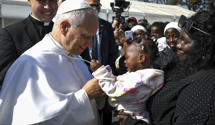 Papež je v begunskem centru osebno pozdravil mnoge begunce (foto: Vatican media)
