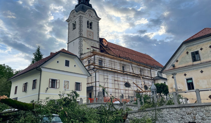 Poškodovana cerkev v Komendi, ki je sicer v fazi obnove (foto: Sergeja Kotnik Zavrl/STA)