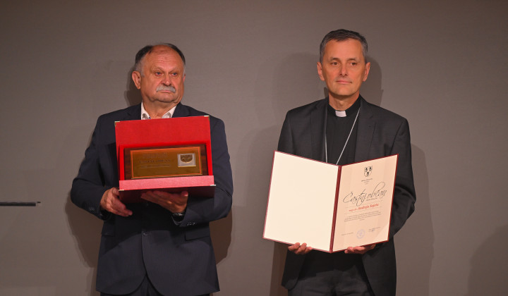 Škof Andrej Saje je prejel naziv častnega občana Mirne Peči (foto: Jaka Ercegovcevic)