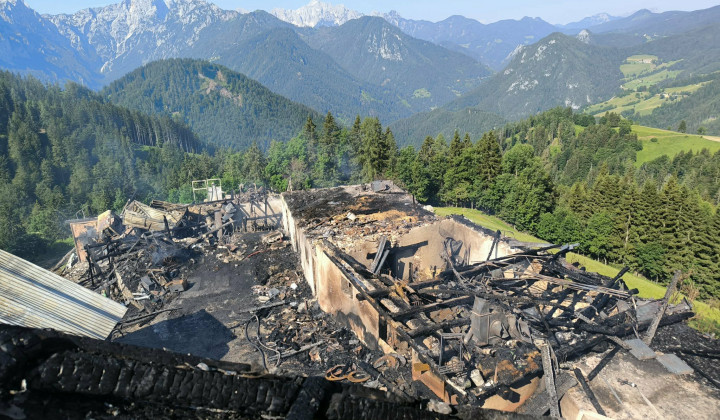 Pogorišče na kmetiji Bukovnik (znani tudi kot Bukovc) v Podolševi pod Raduho (foto: PGD Črna)