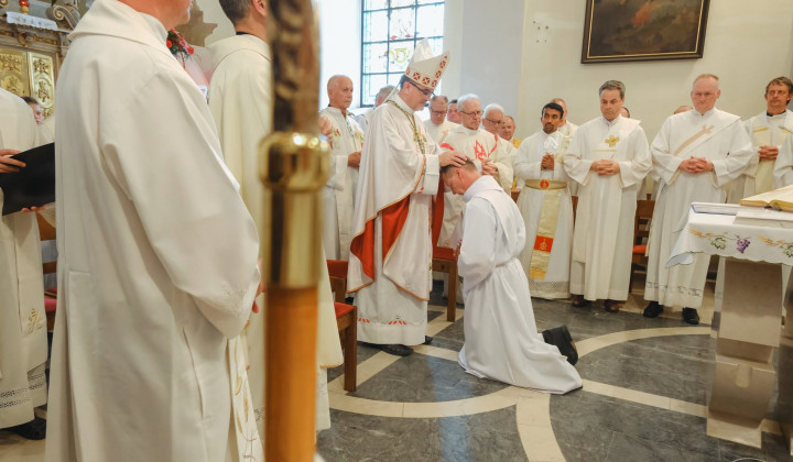 Škof Maksimilijan Matjaž posvečuje diakona (foto: Kvirina Martina Zupanc Kolar)