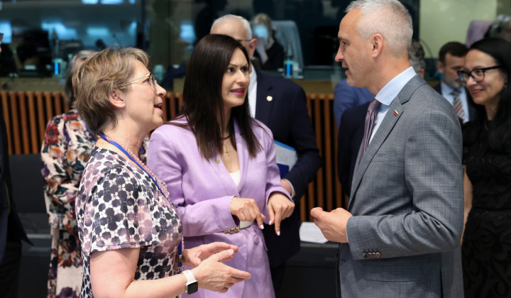 Slovenski minister Janez C. Kralj je na zasedanju opravil vrsto pogovorov s kolegicami in kolegi. V družbi s predsedujočo Maria Panayitou in finsko ministrico Sari Essayah. (foto: Francois Lenoir EU komisija)