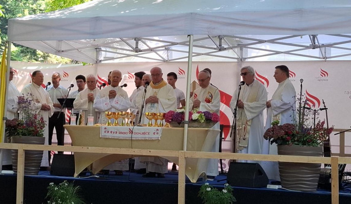 Mašo je ob somaševanju drugih duhovnikov daroval škof Šuštar (foto: Petra Stopar)