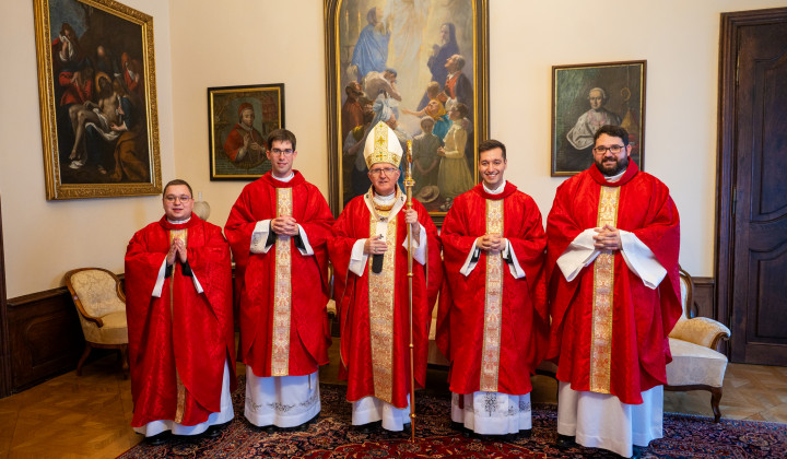 Novomašniki skupaj z nadškofom  (foto: Rok Mihevc)
