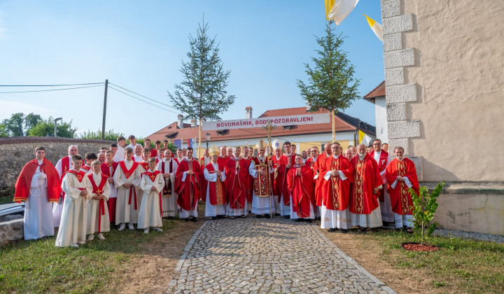 Skupinska fotografija ob letošnjem mašniškem posvečenju v novomeški škofiji (foto: Rok Mihevc)
