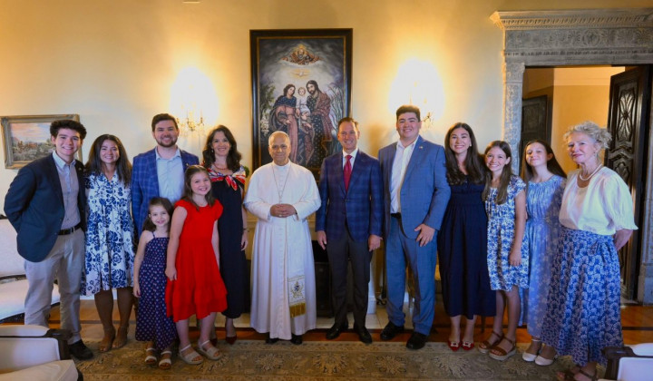 Papež Leon XIV. v rezidenci ameriškega veleposlanika pri Svetem sedežu (foto: Vatican Media)