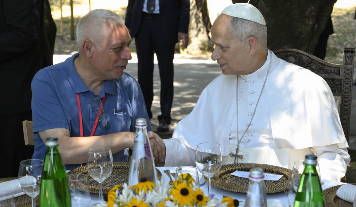 Papež se je zadržal v pogovoru z udeleženimi na kosilu (foto: Vatican media)