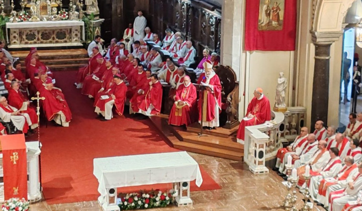Slovesno somaševanje med umestitveno mašo (foto: Goriška nadškofija)