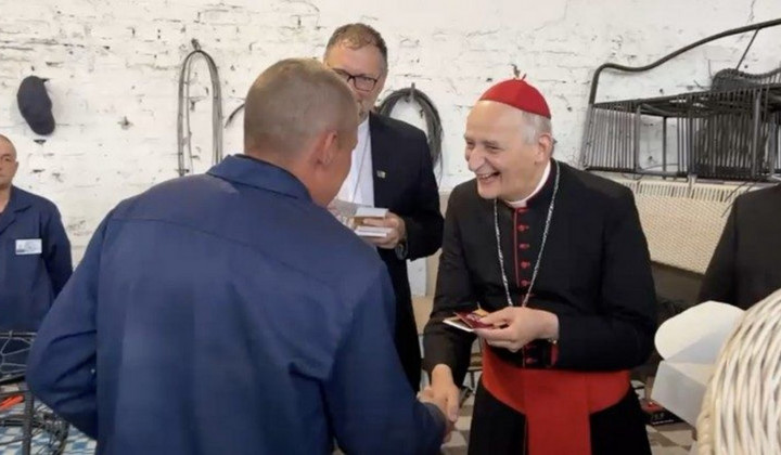 Kardinal Zuppi je zapornikom izročil papeževa darila (foto: Vatican news)