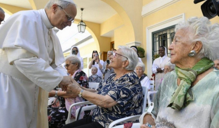 Papež Leon XIV. z ostarelimi (foto: Vatican Media)