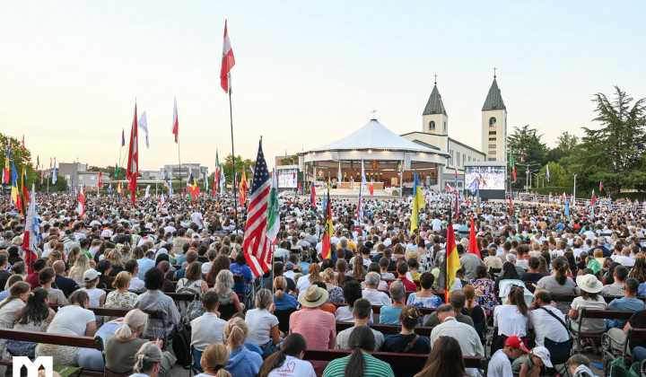 Prizorišče dogajanja pred cerkvijo v Medžugorju (foto: Media Mir)