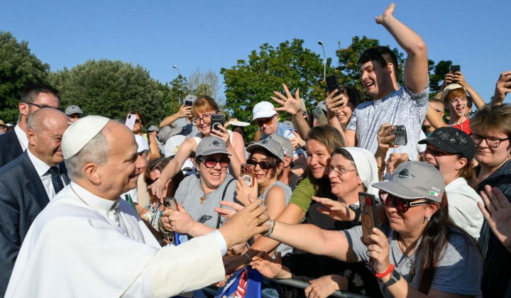 Papež pozdravlja mlade v Assisiju (foto: Vatican Media)
