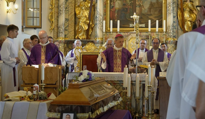 Pogrebna sveta maša za duhovnika Antona Gnidovca (foto: Vatican News)