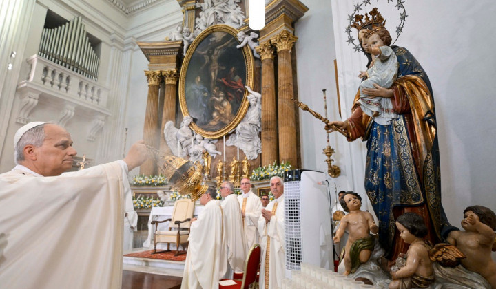 Papež pred Marijinim kipom v cerkvi sv. Tomaža iz Villanove v Castel Gandolfu (foto: Vatican Media)