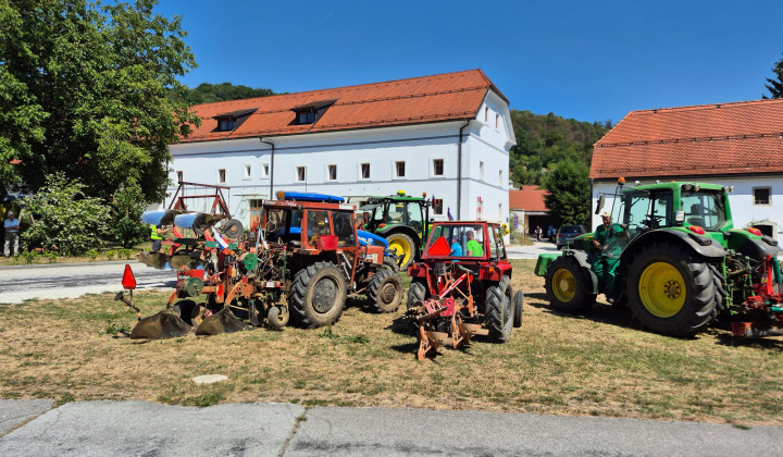 Traktorji s plugi pred baziliko Žalostne Matere Božje v Stični (foto: Marjan Papež KGZS)