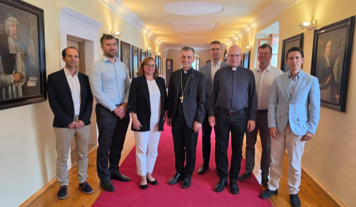 Varuhinja in škof s sodelavci (foto: SŠK)