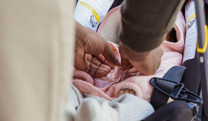 Pripeti otrok v otroškem avto sedežu (foto: Keira Burton / pexels)